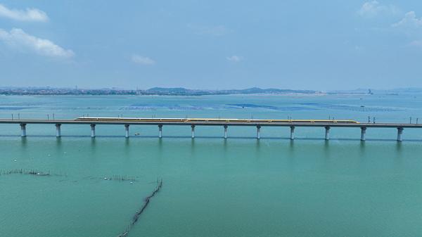 6月28日在湄洲灣跨海大橋，試驗列車交會運行。鐵科院集團公司供圖